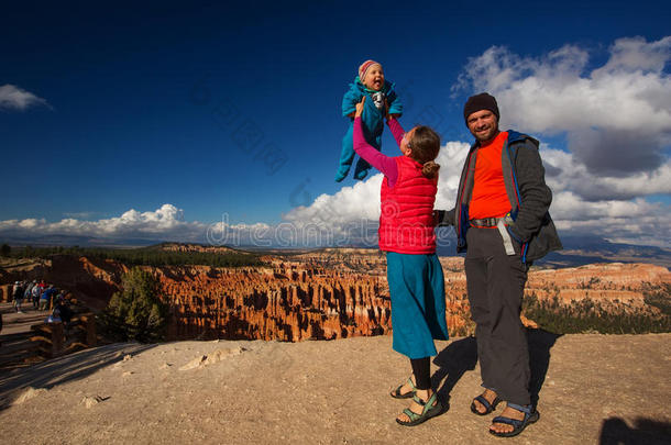 家庭和孩子采用Canyon国家的公园布赖斯峡谷国家公园峡谷国家的公园,犹他州