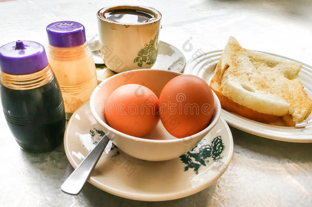 亚洲人传统的早餐一半的喝醉的卵,干<strong>杯面</strong>包和Colombia哥伦比亚