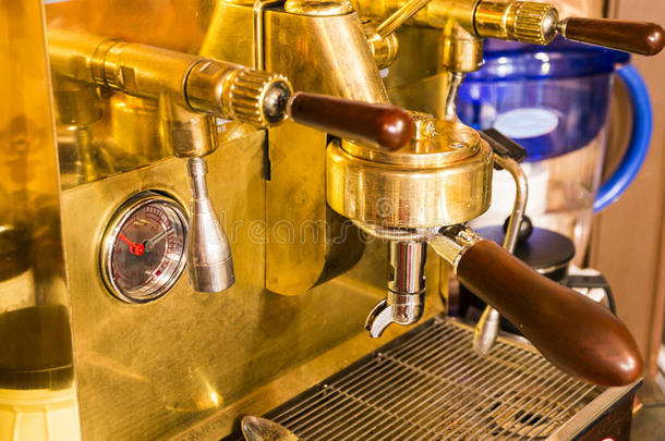 优美的咖啡豆机器和酿酒的手感和工具