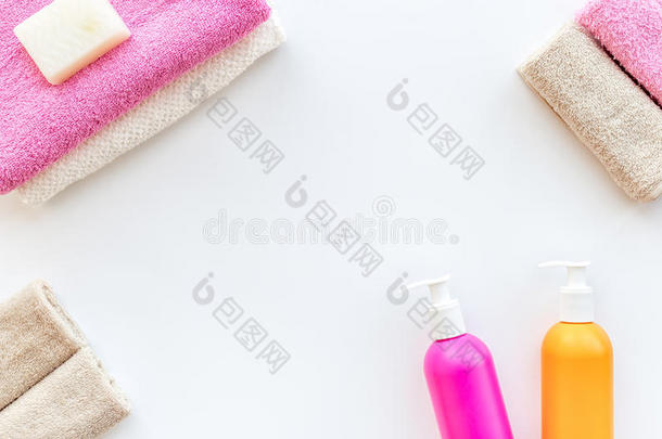 准备的向拿沐浴.毛巾,洗发剂,头发调节器,肥皂