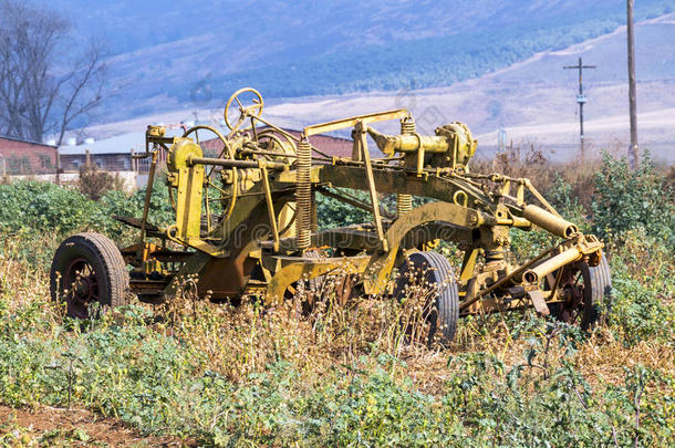 酿酒的黄色的农场实施反对乡下的农场风景