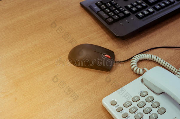办公室书桌木材表和键盘personalcomputer个人计算机,老鼠和书桌电话.