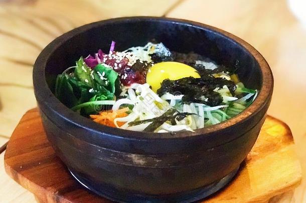 <strong>韩式</strong>拌饭-朝鲜人热的石头罐混合的蔬菜