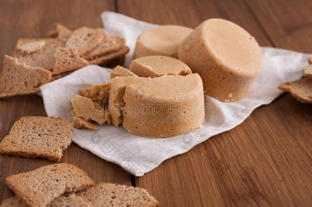 挪威人自家制的软的棕色的奶酪布朗诺斯特