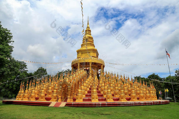 金色的佛教塔500约德在W在爸钱恩惠庙,thaumatin竹芋蛋白