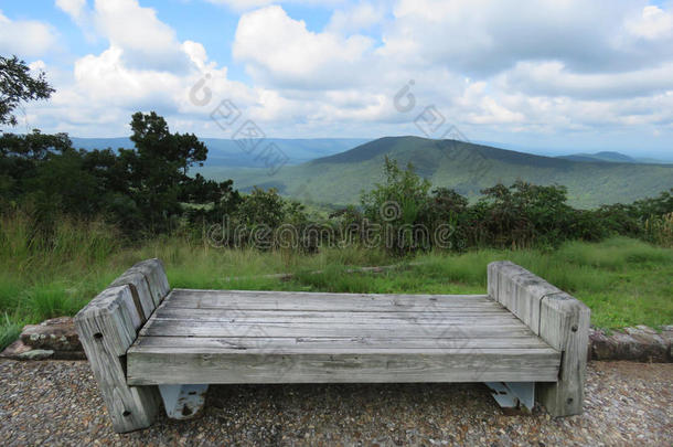 塔里梅纳驾驶,长凳在风景优美的忽视向一天旅游在近处北极的