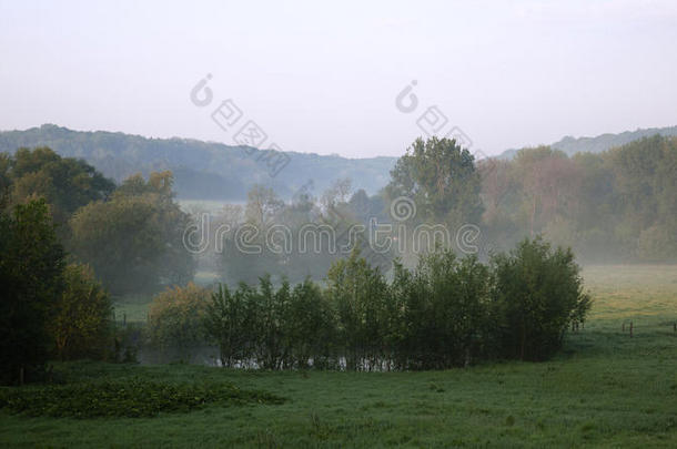 秋早晨在上面小山国家南方林堡.