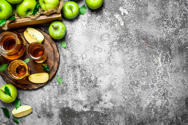 苹果果汁采用大水罐向指已提到的人板和一新鲜的,绿色的一pples.