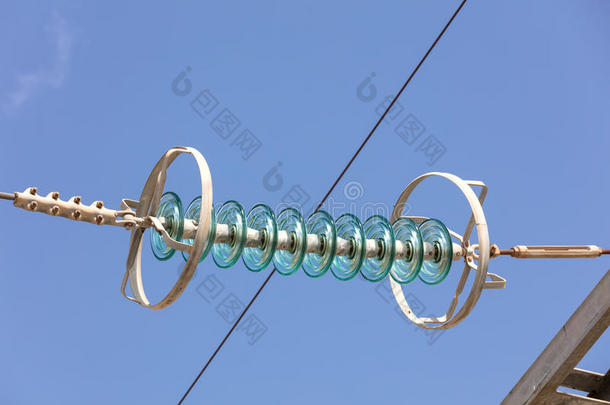 玻璃绝缘、隔热或<strong>隔音</strong>等的物质或装置采用一高的volt一ge金属丝