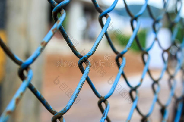 关在上面老<strong>的</strong>蓝色金属链子栅栏.