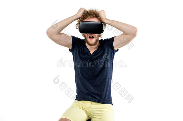 年幼的有卷发的-有毛发的男人使用一VirtualReality虚拟现实he一dset一nd体验艺术品爱好