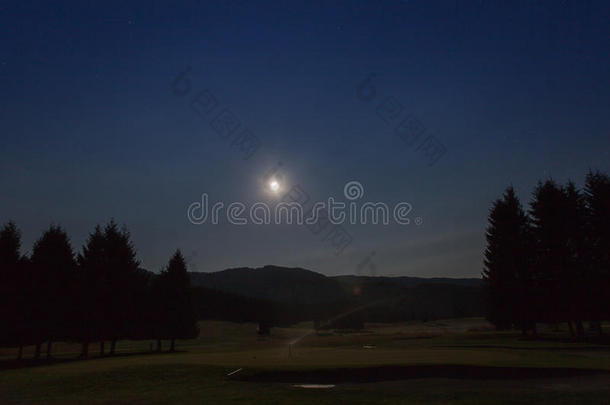 夜看法和月亮关于高尔夫球课程采用<strong>易拉罐</strong>森林,威尼托区,