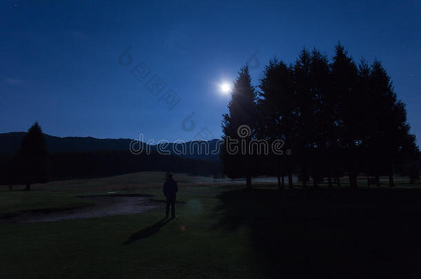 男人观察月亮采用高尔夫球课程关于<strong>易拉罐</strong>森林