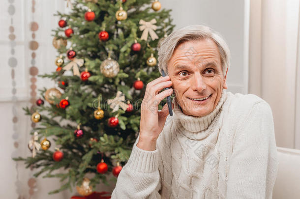 男人讲话在旁边电话向圣诞节