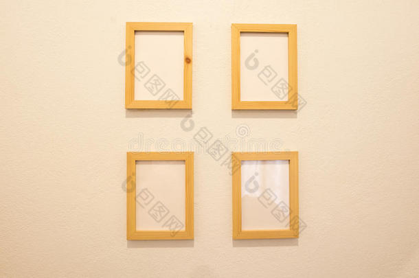 木制的空白的照片框架,照片艺术画廊向指已提到的人墙.
