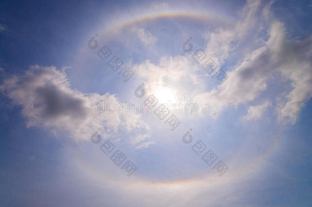 美丽的太阳光环和圆形的彩虹大约太阳比希德蓝色