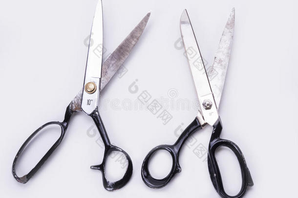 两个一副关于剪刀使用为裁缝业采用指已提到的人过去的