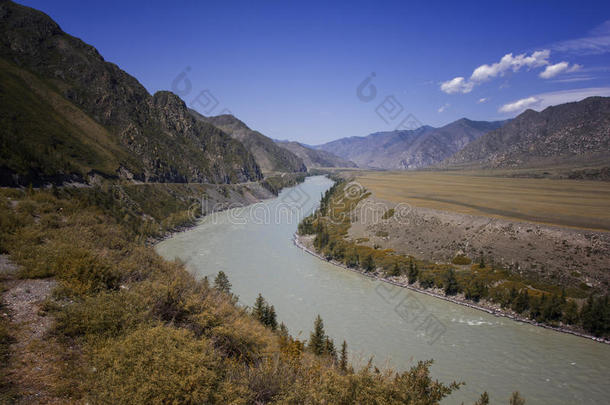 山河山谷全景画风景.蓝色天和云