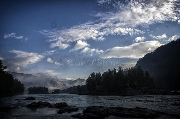 山河山谷全景画风景.蓝色天和云