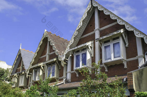 顶地面和古典的屋顶尖顶屋两端的山形墙采用悉尼居住区
