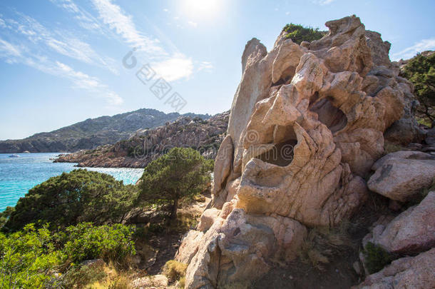 风景和黄色的岩石向撒丁岛,意大利