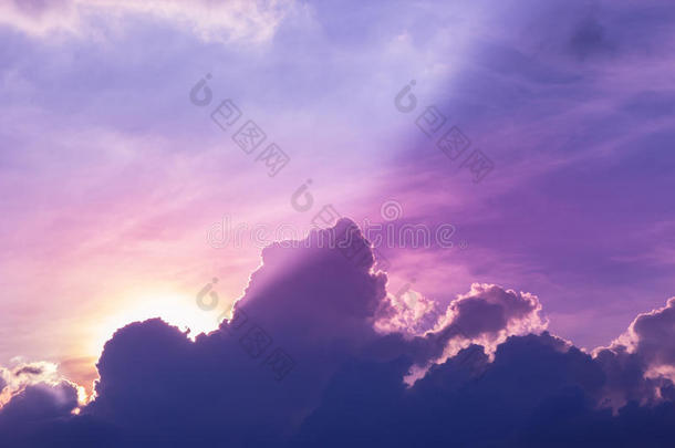 太阳和云背景和一p一stel有色的