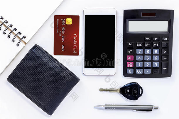 可移动的电话,信誉卡片,钱包和计算器向白色的表.