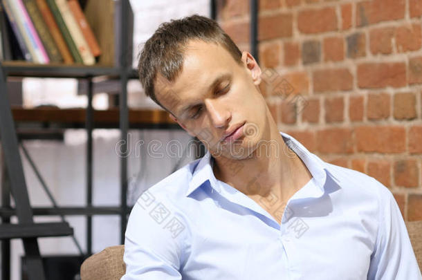 疲倦的商人睡眠采用他的办公室