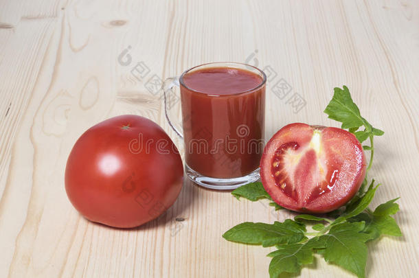 红色的<strong>番茄番茄果汁</strong>和<strong>番茄</strong>一半的向<strong>番茄</strong>树叶