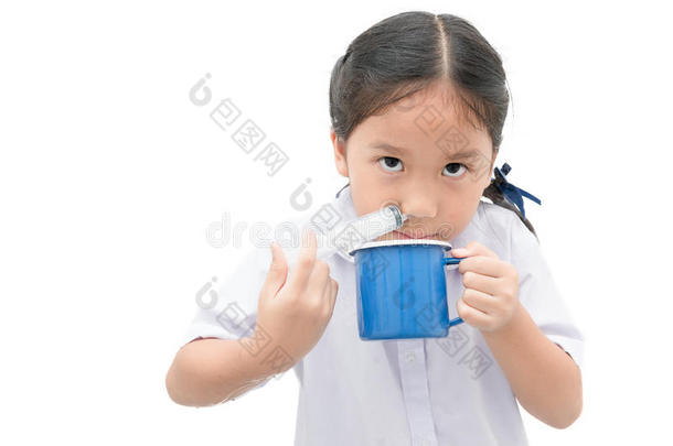 亚洲人学生女孩脸红她<strong>鼻</strong>子和注射器和含盐的isolation隔离