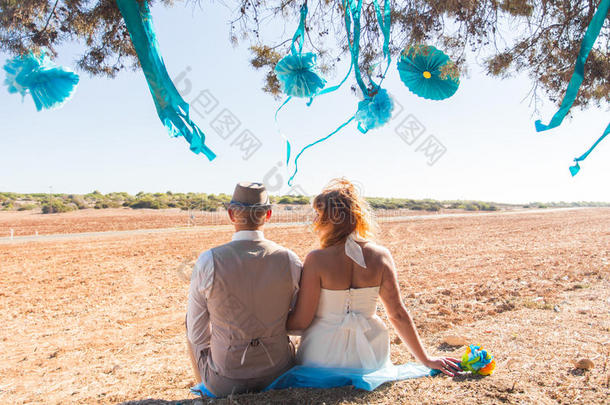 新婚的人对一次在下面遮阳关于树采用夏