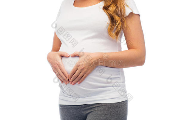 怀孕的女人制造心手势向她肚子