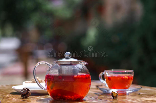 一夏成果茶水和新鲜的草莓和自然的小葡萄干英语字母表的第15个字母