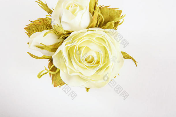 花束关于白色的玫瑰.白色的背景.平的放置,顶看法.复制品