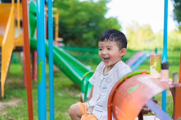 年幼的亚洲人男孩比赛一铁器tr一in愉快活跃的一t指已提到的人比赛groundated无日期的undated无日期的