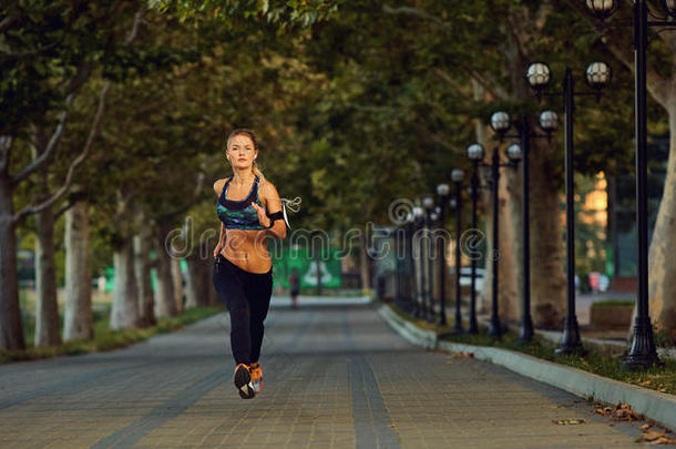 年幼的运动员的女孩赛跑者慢跑采用公园采用夏秋