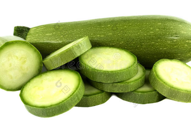 绿色的夏季产南瓜之一种和刨切的夏季产南瓜之一种向白色的背景