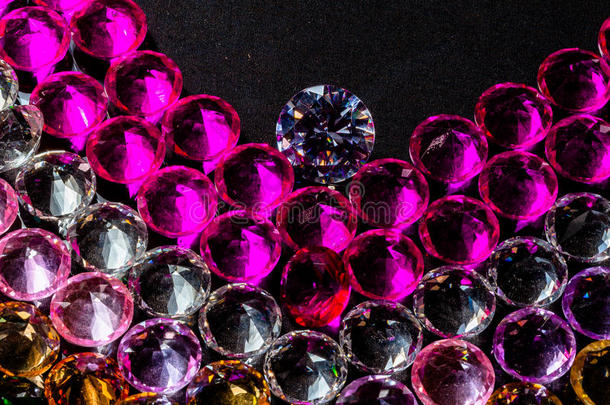 富有色彩的磨光的钻石珠宝