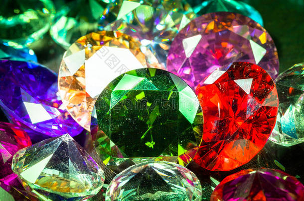 富有色彩的磨光的钻石珠宝