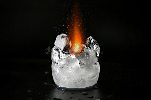 发火花的火焰熔化的冰