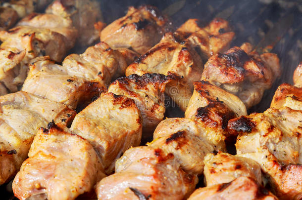 生的烤腌羊肉串烧烤向金属串肉杆.生的肉用于烤炙的在烧烤
