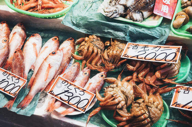 鱼交易黑色亮漆新鲜的海产食品卖货摊展览