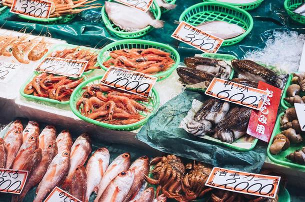 鱼交易黑色亮漆新鲜的海产食品卖货摊展览