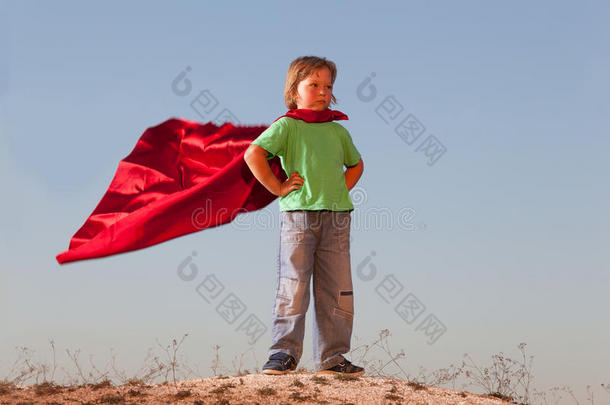 男孩演奏超级英雄向指已提到的人天背景,十几岁的超级英雄