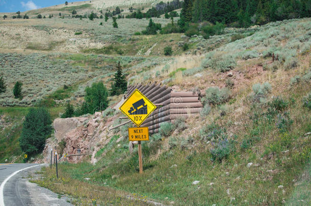 符号关于交通警戒向山下<strong>斜坡</strong>.