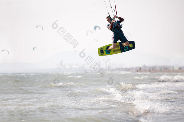 风筝板运动员表演的冲浪风筝风筝冲浪戏法