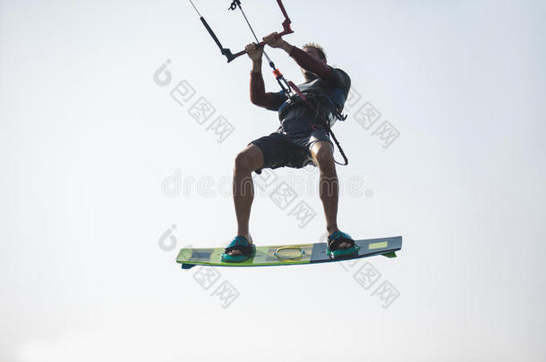 风筝板运动员表演的冲浪风筝风筝冲浪戏法