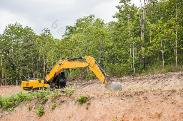 黄色的反铲<strong>挖土机</strong>挖掘泥土和s和