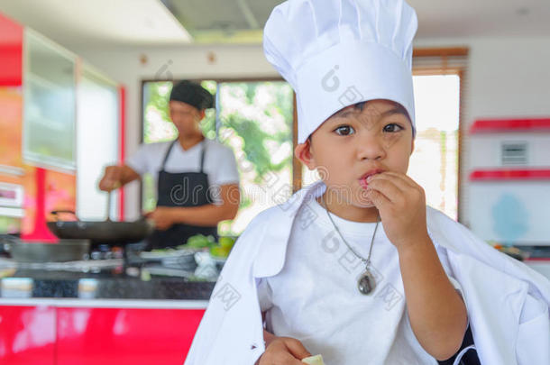 私有的ThaiAirway英文字母表的第19个字母International泰航国际厨师烹饪术,他的小的儿子采用厨师`英文字母表