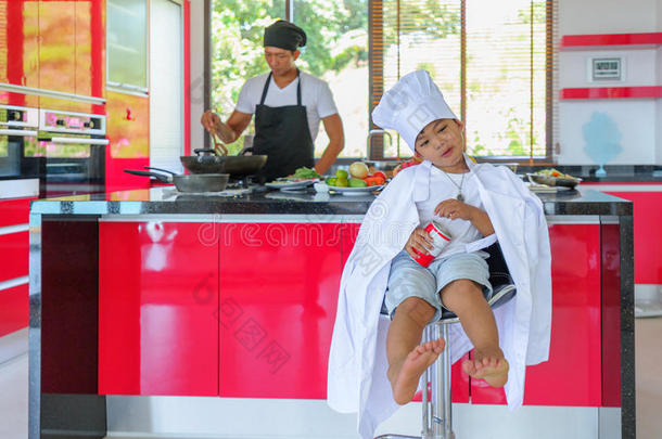 私有的ThaiAirway英文字母表的第19个字母International泰航国际厨师烹饪术,他的小的儿子采用厨师`英文字母表
